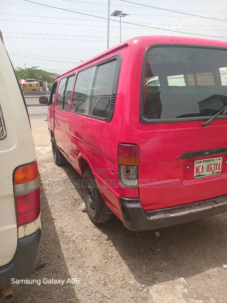 Toyota HiAce 2002 Red