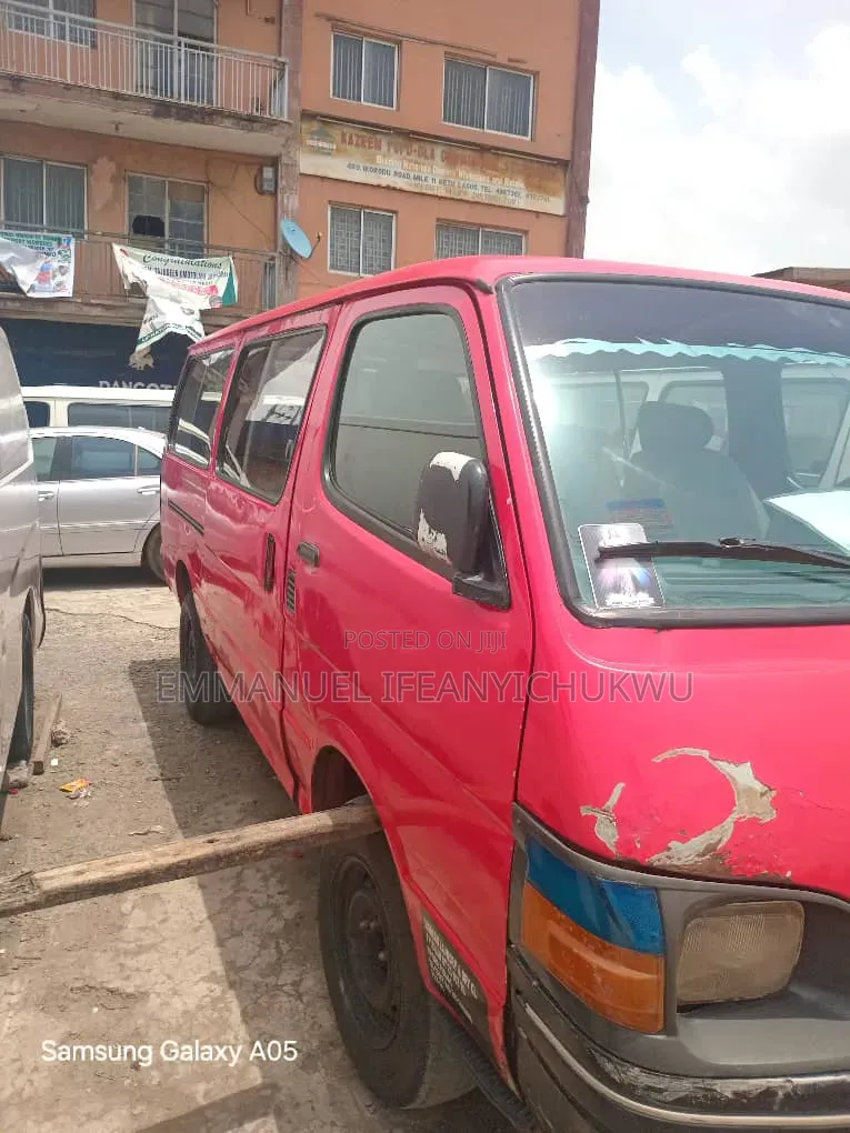 Toyota HiAce 2002 Red