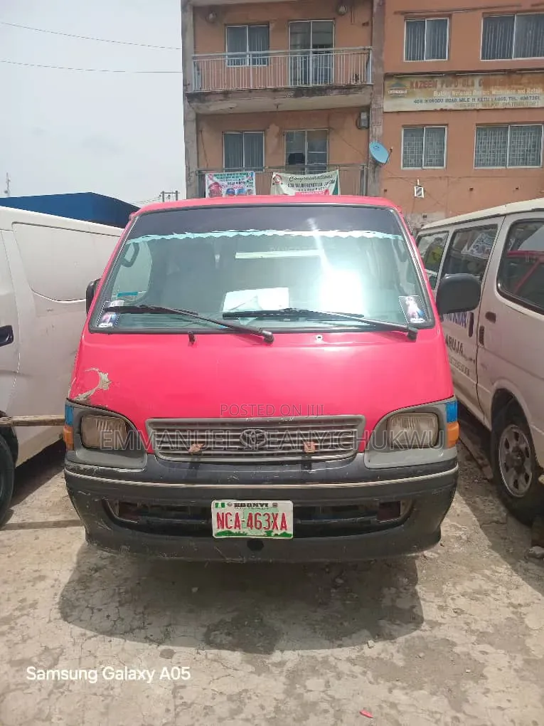 Toyota HiAce 2002 Red
