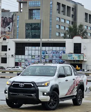 Toyota Hilux 2025 White