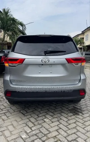 Toyota Highlander LE Plus 4dr SUV AWD (3.5L 6cyl 6A) 2015 Silver