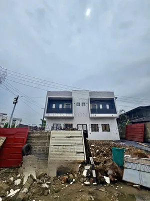 3bdrm Duplex in Ilupeju Estate for sale
