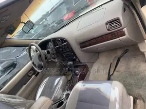 Nissan Pathfinder SE AWD SUV (3.5L 6cyl 4A) 2002 Gold