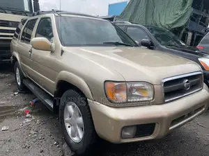 Nissan Pathfinder SE AWD SUV (3.5L 6cyl 4A) 2002 Gold