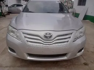 Toyota Camry LE V6 4dr Sedan (3.5L 6cyl 6AM) 2010 Gold