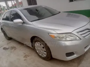 Toyota Camry LE V6 4dr Sedan (3.5L 6cyl 6AM) 2010 Gold