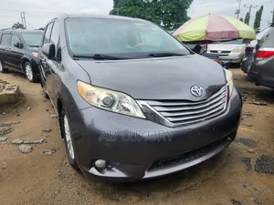 Toyota Sienna XLE AWD 7-Passenger 2013 Gray