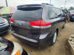 Toyota Sienna XLE AWD 7-Passenger 2013 Gray