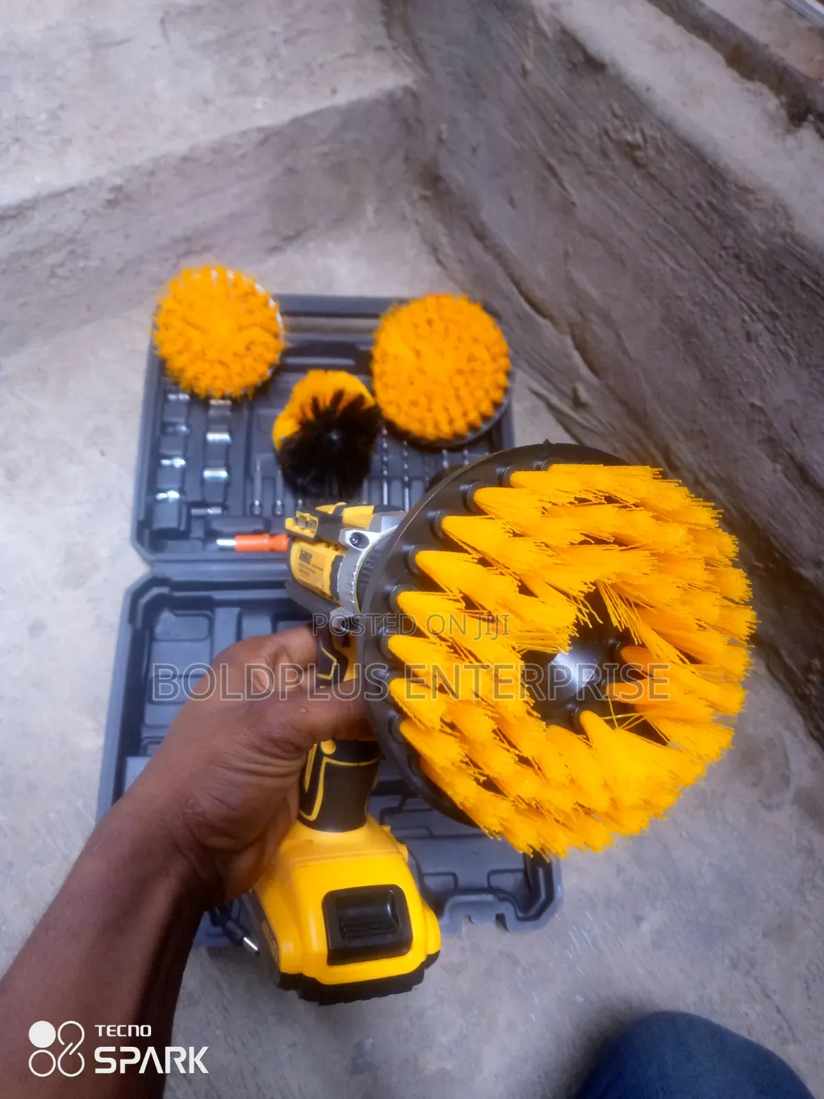 Dewalt Cordless Drilling Machine With Brush Tools