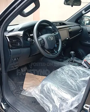 New Toyota Hilux 2025 Black