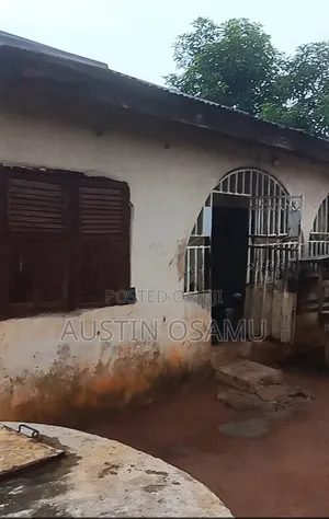 10bdrm Room & Parlour in Benin City for sale