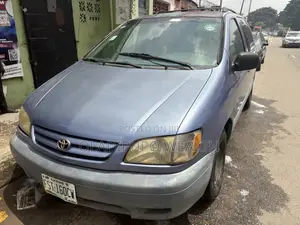 Toyota Sienna 2001 Blue