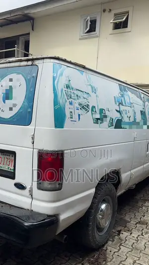 Ford E-350 Super Duty Van 2004 White