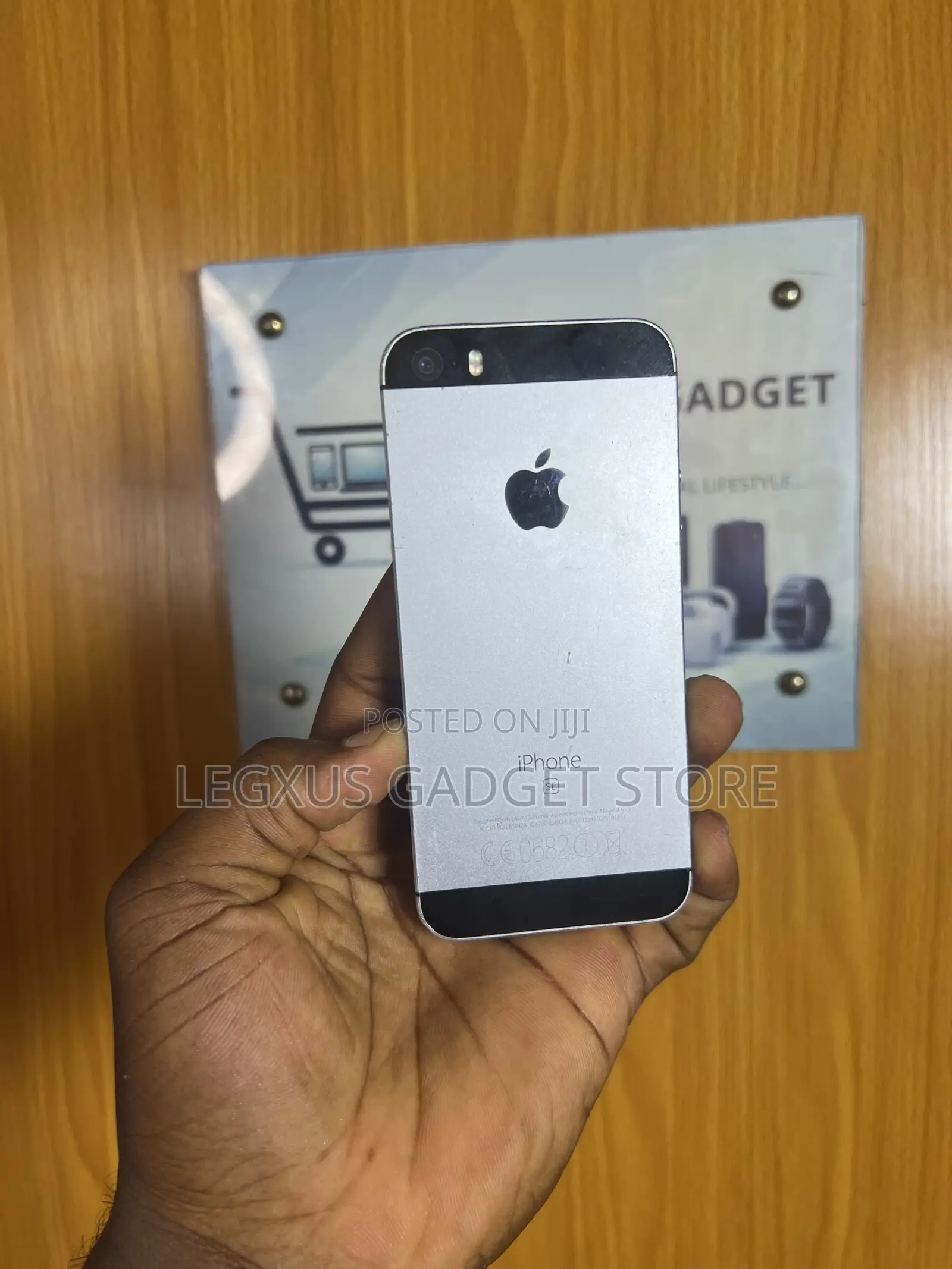 Apple iPhone SE 64 GB Gray