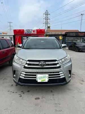 Toyota Highlander XLE 4x4 V6 (3.5L 6cyl 8A) 2017 Silver