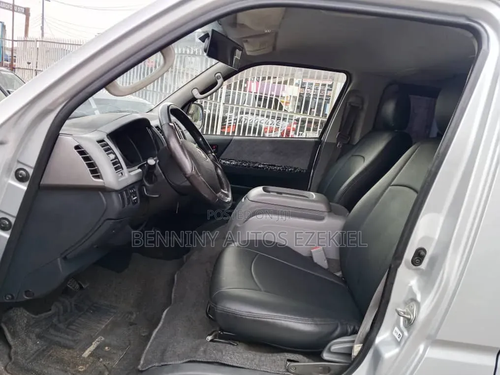 Toyota HiAce 2013 Silver