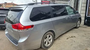 Toyota Sienna 2011 Silver