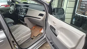Toyota Sienna 2011 Silver