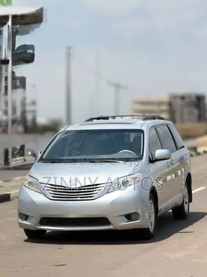 Toyota Sienna 2010 Silver
