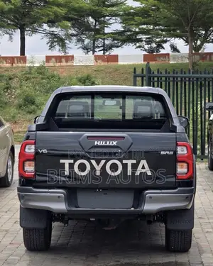 New Toyota Hilux 2025 Black