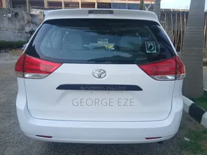 Toyota Sienna 2010 White