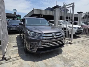 Toyota Highlander XLE 4x4 V6 (3.5L 6cyl 8A) 2017 Gray