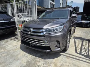 Toyota Highlander XLE 4x4 V6 (3.5L 6cyl 8A) 2017 Gray