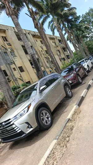 Toyota Highlander XLE 4x2 V6 (3.5L 6cyl 8A) 2018