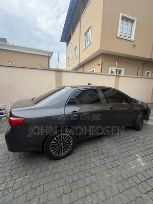 Toyota Corolla Base 4dr Sedan (1.8L 4cyl 5M) 2010 Gray