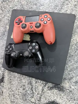 Ps4 Console, 2 Pads and 1 Joystick