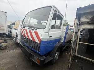 1114 Mercedes Benz White