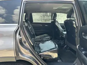 Toyota Highlander SE 4x4 V6 (3.5L 6cyl 8A) 2017 Gray