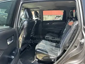 Toyota Highlander SE 4x4 V6 (3.5L 6cyl 8A) 2017 Gray