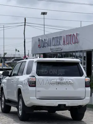Toyota 4-Runner SR5 4WD 2023 White