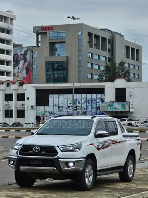 Toyota Hilux 2021 White