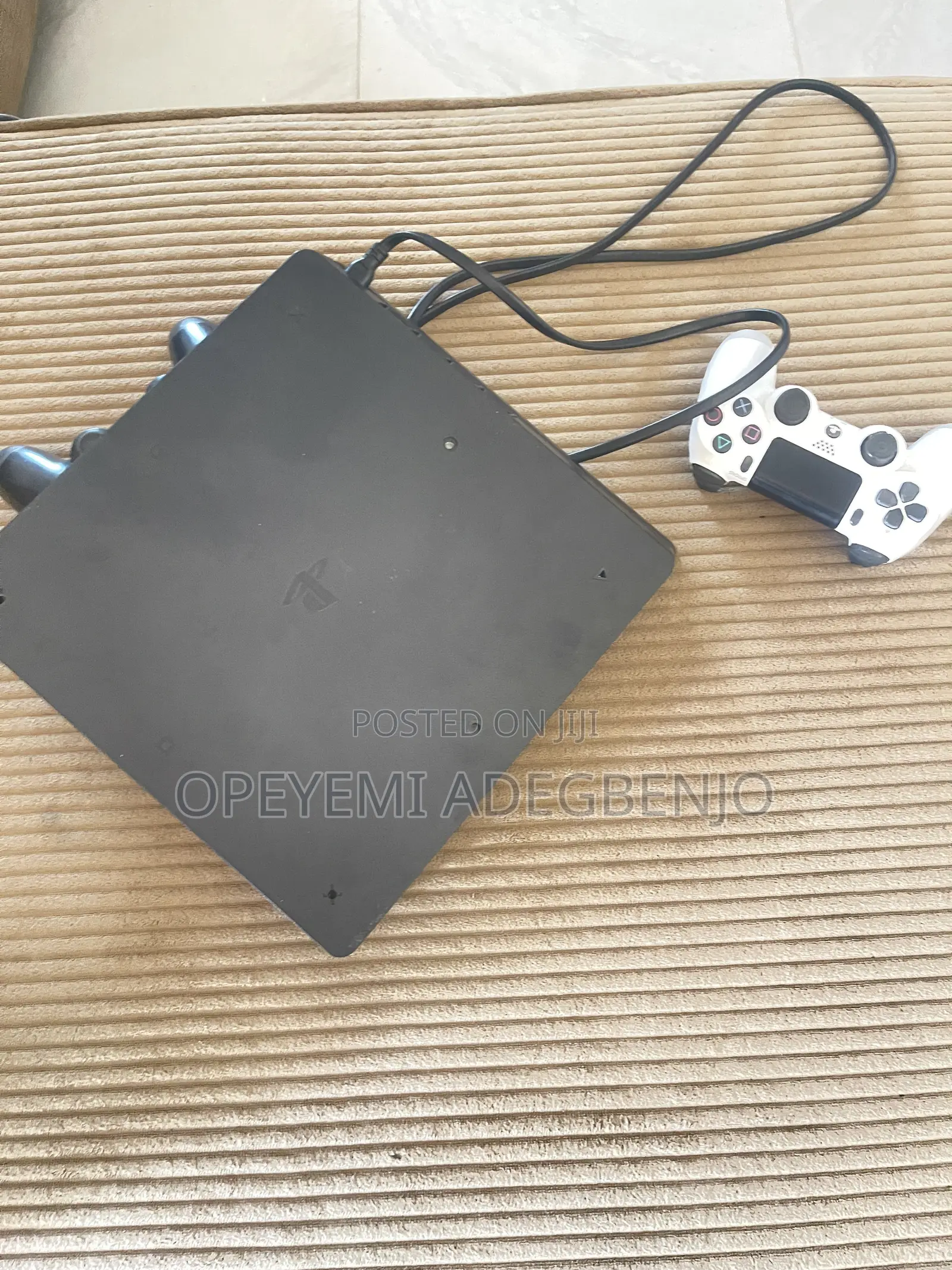 Ps4 Slim Console + 2 Pads + 8games