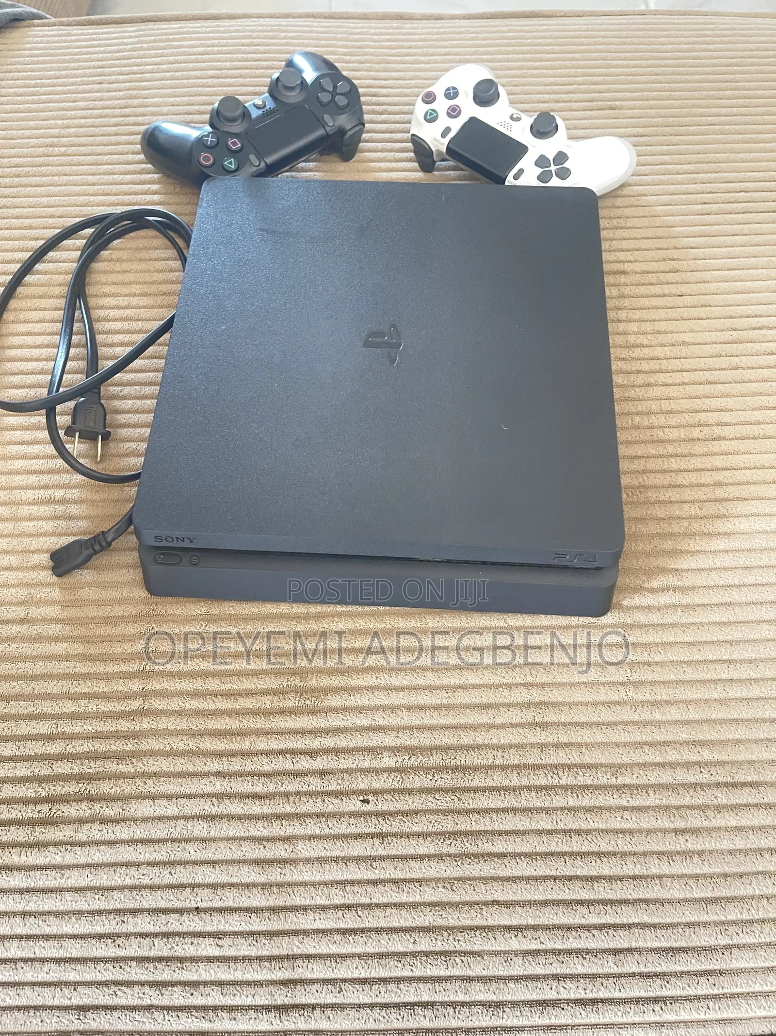 Ps4 Slim Console + 2 Pads + 8games