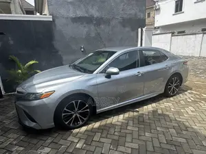 Toyota Camry SE FWD (2.5L 4cyl 8AM) 2018 Silver
