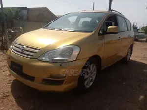 Toyota Avensis Verso 2004 Yellow