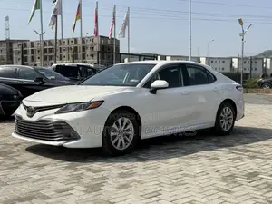 Toyota Camry LE (2.5L 4cyl 8A) 2019 White