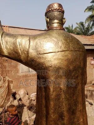 Monuments (Statue)