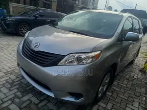 Toyota Sienna LE FWD 8-Passenger 2013 Silver