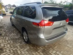 Toyota Sienna LE FWD 8-Passenger 2013 Silver