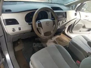 Toyota Sienna LE FWD 8-Passenger 2013 Silver