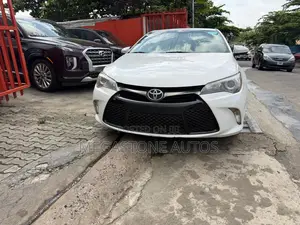 Toyota Camry SE 4dr Sedan (2.5L 4cyl 6A) 2015 White