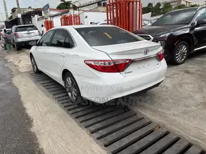 Toyota Camry SE 4dr Sedan (2.5L 4cyl 6A) 2015 White