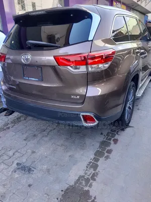 Toyota Highlander XLE 4x4 V6 (3.5L 6cyl 8A) 2018 Brown