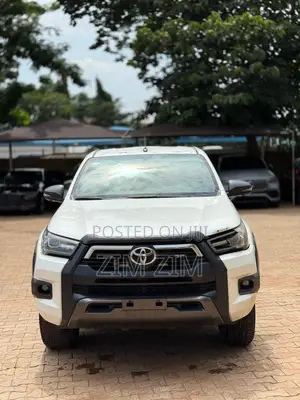 Toyota Hilux 2022 White