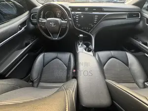 Toyota Camry SE FWD (2.5L 4cyl 8AM) 2018 Black