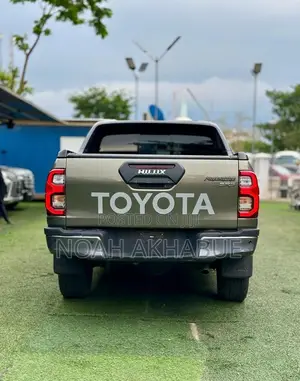 Toyota Hilux 2023 Green